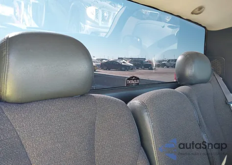 2000 Chevrolet Silverado 1500 z USA, uszkodzony, nr VIN 1GCEC14W9YZ132571